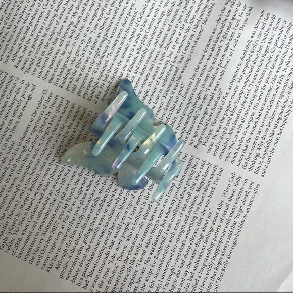 Baby Blue Mermaid-color Butterfly Acrylic Hair Claw Clip - Picture 2 of 6